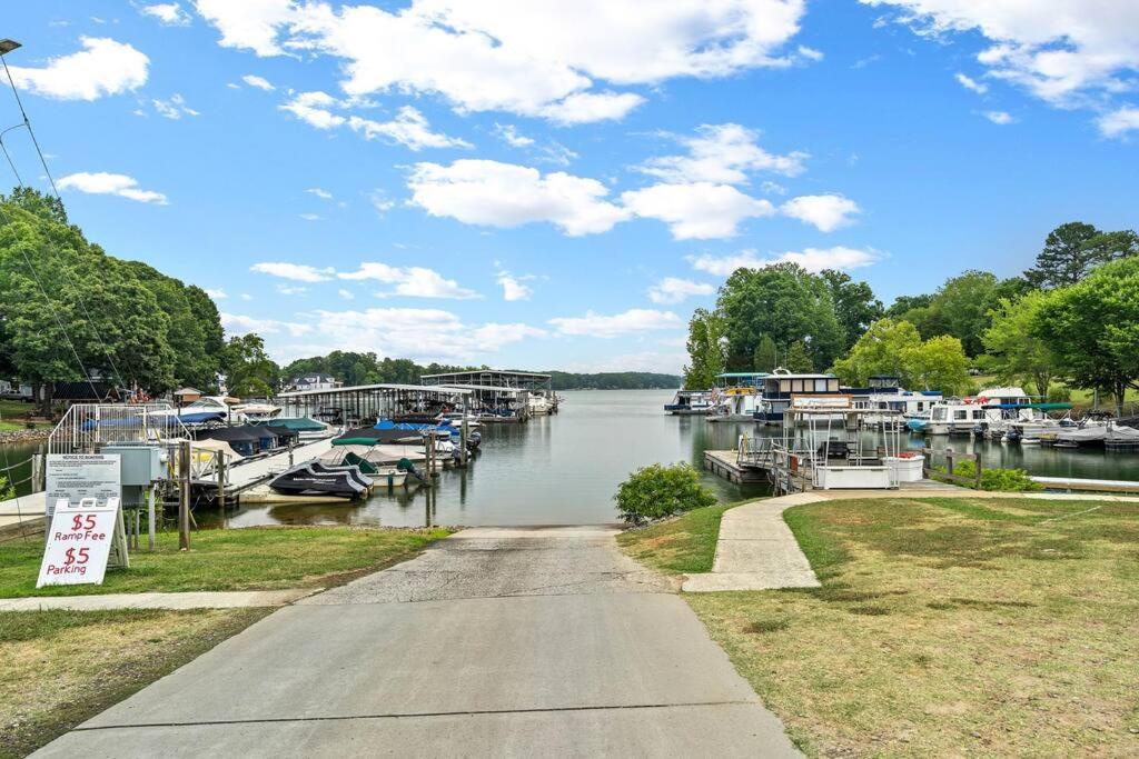 Cozy Lake Home - Jacuzzi King Bed Marina Access ムアズビル エクステリア 写真