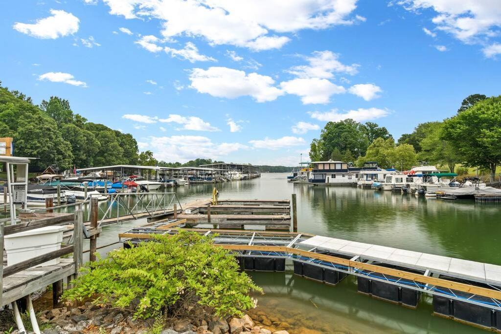 Cozy Lake Home - Jacuzzi King Bed Marina Access ムアズビル エクステリア 写真