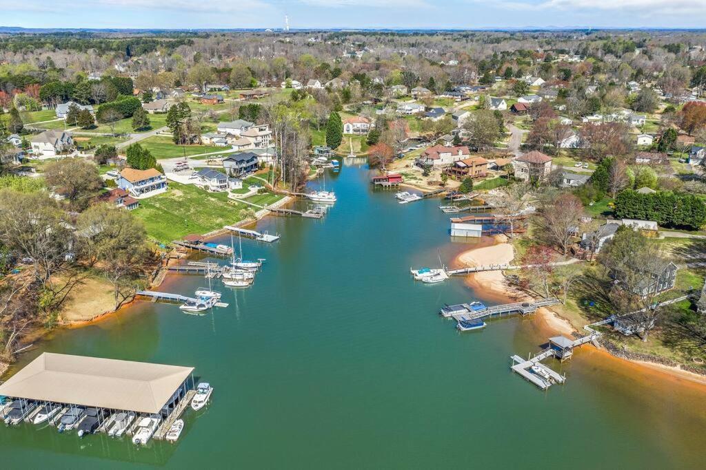 Cozy Lake Home - Jacuzzi King Bed Marina Access ムアズビル エクステリア 写真